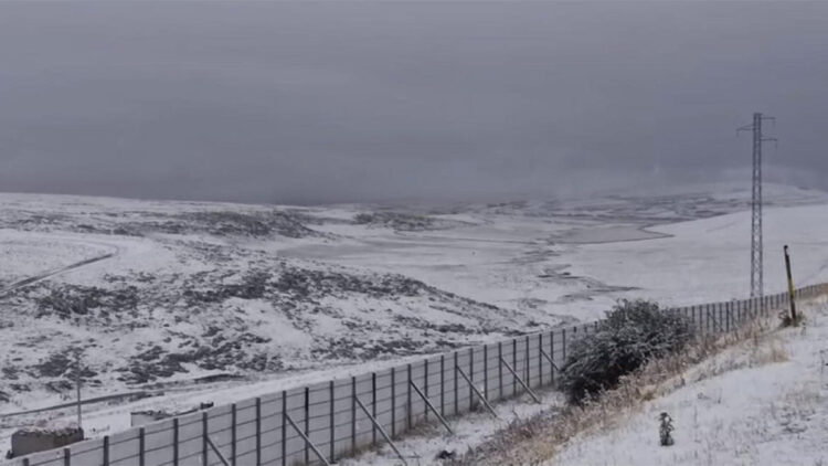 Kars ve Ardahan'da kar yağışı; soğuk hava yaşamı olumsuz etkiledi