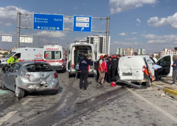 Karşı şeride geçen otomobil zincirleme kazaya yol açtı: 1 ölü, 4 yaralı