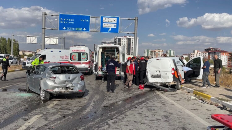 Karşı şeride geçen otomobil zincirleme kazaya yol açtı: 1 ölü, 4 yaralı