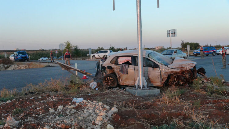 Kilis'te, otomobil ile minibüs çarpıştı: 12 yaralı