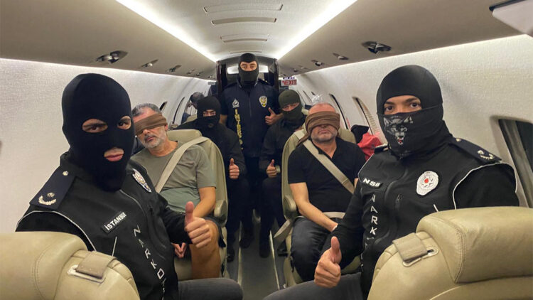 Kırmızı bültenle aranan 2 organize suç örgütü üyesi Türkiye'ye getirildi