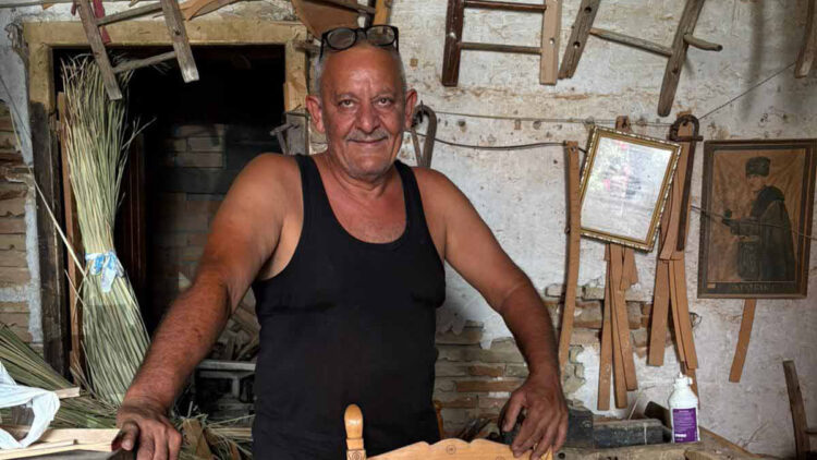 76 yıllık iskemleci mesleğini sürdürüyor