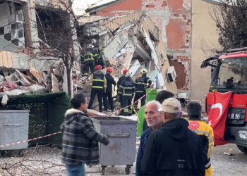 650 kişi 20 saate 5 insanı çıkarmakta zorlandı