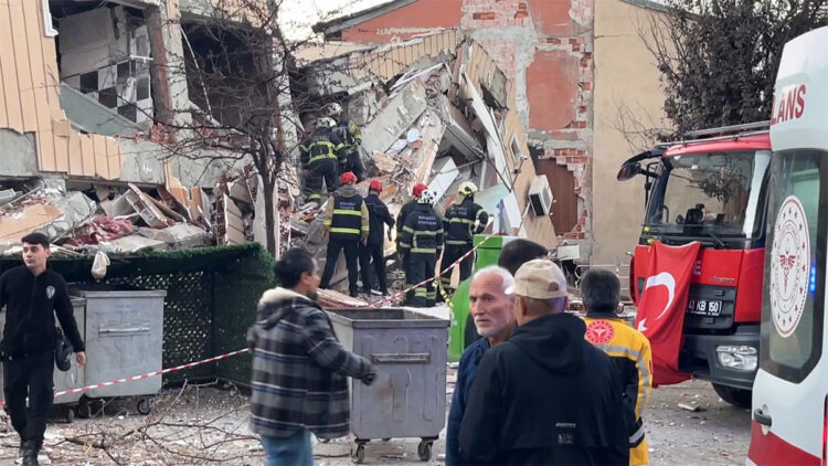 Kocaeli'nin Gebze ilçesinde 6 katlı bina çöktü