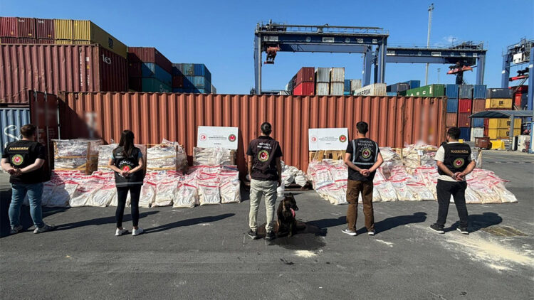 Fosil ununa emdirilmiş kokain ele geçirildi