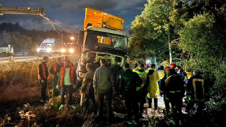 Konya'da kamyon devrildi: 2 ölü, 1 yaralı