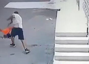 Kovaladığı çocuğu ayak bileğinden tutup yere fırlattı