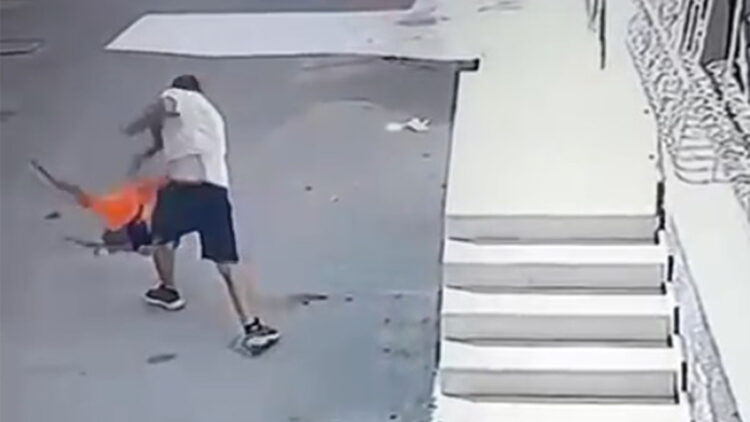 Kovaladığı çocuğu ayak bileğinden tutup yere fırlattı 