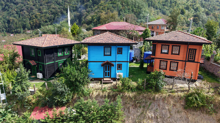 360 derece dönebilen ahşap evler hizmete açılıyor