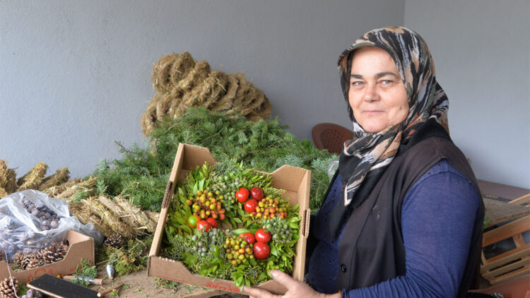Köylü kadınlar 20 yıldır Noel çelenkleri yapıyor