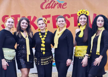 Kurduğu ritim grubuyla, kendisi gibi hasta kadınlara destek oluyor