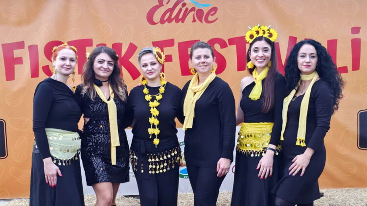 Kurduğu ritim grubuyla, kendisi gibi hasta kadınlara destek oluyor