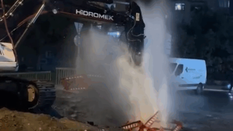 Kağıthane'de İSKİ çalışması sırasında ana isale borusu patladı