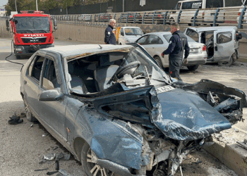 Karşı yöne geçen otomobil, iki araçla çarpıştı: 1’i ağır ,5 yaralı