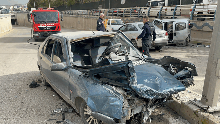 Karşı yöne geçen otomobil, iki araçla çarpıştı: 1’i ağır ,5 yaralı