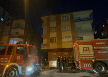 Kayseri'de 3 katlı binada yangın; 4 çocuk dumandan etkilendi
