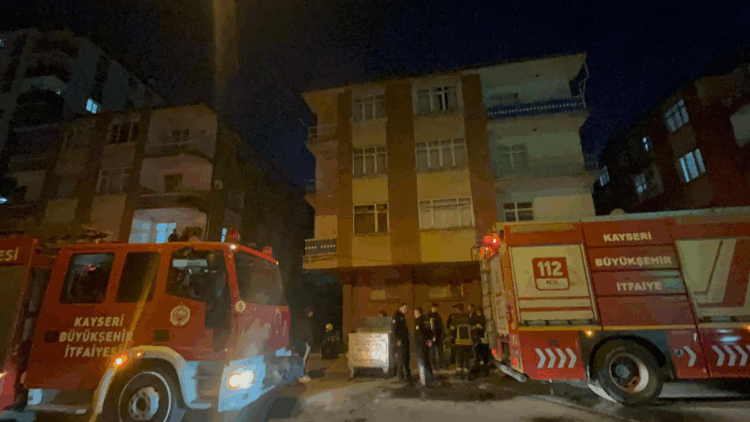 Kayseri'de 3 katlı binada yangın; 4 çocuk dumandan etkilendi