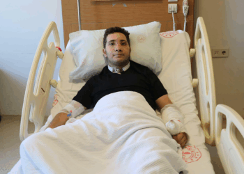 Kazada burnu kopma noktasına gelen motosikletli, sağlığına kavuştu