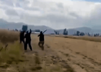 Kızının gözü önünde dövüldü; o anlar kamerada