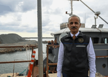 ULAŞTIRMA ve Altyapı Bakanı Abdulkadir Uraloğlu, Kocaeli Kefken açıklarında karaya oturan 'RAPID' gemisinde bulunan 35 metreküp yakıtın güvenle tahliye edildiğini, sürecin hiçbir aşamasında denize sızıntı olmadığını açıkladı. Bakan Uraloğlu yaptığı yazılı açıklamada, 18 Eylül'de Kocaeli Kefken açıklarında karaya oturan 'RAPID' isimli gemiye müdahale sürecini değerlendirdi. Bartın'dan Ukrayna'nın Çornomorsk Limanı'na 2 bin 135 ton alçı taşı taşıyan 81,6 metre boyundaki geminin, fırtına ve 2,5 metreyi bulan dalgalar nedeniyle rotasından çıktığını kaydeden Uraloğlu, "Geminin karaya oturduğu ihbarını 18 Eylül günü 05.34'te aldık. Ana Arama Kurtarma Koordinasyon Merkezimizin koordinasyonunda, Kıyı Emniyeti Genel Müdürlüğümüz ve Sahil Güvenlik Komutanlığına bağlı deniz unsurlarını derhal bölgeye sevk ettik. Kefken Liman Başkanımızı da olay yeri koordinatörü olarak görevlendirdik" dedi. '7 MÜRETTEBATI GÜVENLE TAHLİYE ETTİK' Mürettebatın güvenliği için hızlı bir şekilde harekete geçtiklerini belirten Uraloğlu, "Sahil Güvenlik Komutanlığına bağlı helikopter saat 07.00'de bölgeye intikal etti. Saat 10.24'te 6'sı Ukrayna, 1'i İran uyruklu olmak üzere toplam 7 mürettebat güvenle tahliye edildi. Can kaybı yaşanmadan süreci başarıyla tamamladık" açıklamasında bulundu. 'GEMİDE AĞIR HASARLAR TESPİT ETTİK' Gemide yapılan su altı incelemelerine de değinen Uraloğlu, "İskele tarafında baş kısma yakın bölümde 4 metrelik yırtık, makine dairesinin alt tarafına gelen kısımlarda ezikler ve göçükler, dümen ve pervane aksamında ağır hasarlar belirledik" bilgisini paylaştı. Geminin seyir, can, mal ve çevre güvenliği açısından risk taşıdığını vurgulayan Uraloğlu, "Kefken Liman Başkanlığımız koordinasyonunda yakıt sızıntısı olmaması için geminin etrafı bariyerle çevrildi. Böylece olası risklere karşı her türlü önlemimizi aldık. Gemi bulunduğu yerden en kısa sürede, sorumlu taraflar olan gemi donatanı ve gemi sigortacısı tarafından kaldırılarak deniz emniyeti süratle sağlanacaktır" dedi. Operasyonun en kritik bölümünün yakıt tahliyesi olduğuna dikkat çeken Bakan Uraloğlu, "30 Eylül günü yakıt ve yağ tahliyesine başladık. 1 Ekim itibarıyla operasyon tamamlandı. Gemiden toplam 35 metreküp yakıtı güvenle tahliye ettik. Sürecin hiçbir aşamasında denize sızıntı olmadı" açıklamasında bulundu.