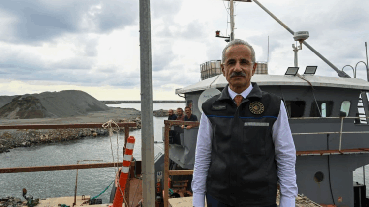 ULAŞTIRMA ve Altyapı Bakanı Abdulkadir Uraloğlu, Kocaeli Kefken açıklarında karaya oturan 'RAPID' gemisinde bulunan 35 metreküp yakıtın güvenle tahliye edildiğini, sürecin hiçbir aşamasında denize sızıntı olmadığını açıkladı. Bakan Uraloğlu yaptığı yazılı açıklamada, 18 Eylül'de Kocaeli Kefken açıklarında karaya oturan 'RAPID' isimli gemiye müdahale sürecini değerlendirdi. Bartın'dan Ukrayna'nın Çornomorsk Limanı'na 2 bin 135 ton alçı taşı taşıyan 81,6 metre boyundaki geminin, fırtına ve 2,5 metreyi bulan dalgalar nedeniyle rotasından çıktığını kaydeden Uraloğlu, "Geminin karaya oturduğu ihbarını 18 Eylül günü 05.34'te aldık. Ana Arama Kurtarma Koordinasyon Merkezimizin koordinasyonunda, Kıyı Emniyeti Genel Müdürlüğümüz ve Sahil Güvenlik Komutanlığına bağlı deniz unsurlarını derhal bölgeye sevk ettik. Kefken Liman Başkanımızı da olay yeri koordinatörü olarak görevlendirdik" dedi. '7 MÜRETTEBATI GÜVENLE TAHLİYE ETTİK' Mürettebatın güvenliği için hızlı bir şekilde harekete geçtiklerini belirten Uraloğlu, "Sahil Güvenlik Komutanlığına bağlı helikopter saat 07.00'de bölgeye intikal etti. Saat 10.24'te 6'sı Ukrayna, 1'i İran uyruklu olmak üzere toplam 7 mürettebat güvenle tahliye edildi. Can kaybı yaşanmadan süreci başarıyla tamamladık" açıklamasında bulundu. 'GEMİDE AĞIR HASARLAR TESPİT ETTİK' Gemide yapılan su altı incelemelerine de değinen Uraloğlu, "İskele tarafında baş kısma yakın bölümde 4 metrelik yırtık, makine dairesinin alt tarafına gelen kısımlarda ezikler ve göçükler, dümen ve pervane aksamında ağır hasarlar belirledik" bilgisini paylaştı. Geminin seyir, can, mal ve çevre güvenliği açısından risk taşıdığını vurgulayan Uraloğlu, "Kefken Liman Başkanlığımız koordinasyonunda yakıt sızıntısı olmaması için geminin etrafı bariyerle çevrildi. Böylece olası risklere karşı her türlü önlemimizi aldık. Gemi bulunduğu yerden en kısa sürede, sorumlu taraflar olan gemi donatanı ve gemi sigortacısı tarafından kaldırılarak deniz emniyeti süratle sağlanacaktır" dedi. Operasyonun en kritik bölümünün yakıt tahliyesi olduğuna dikkat çeken Bakan Uraloğlu, "30 Eylül günü yakıt ve yağ tahliyesine başladık. 1 Ekim itibarıyla operasyon tamamlandı. Gemiden toplam 35 metreküp yakıtı güvenle tahliye ettik. Sürecin hiçbir aşamasında denize sızıntı olmadı" açıklamasında bulundu.