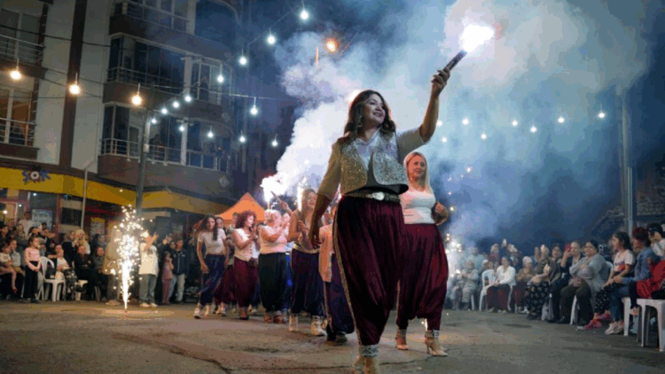 Kore Mahallesi'nde renkli şalvar gecesi