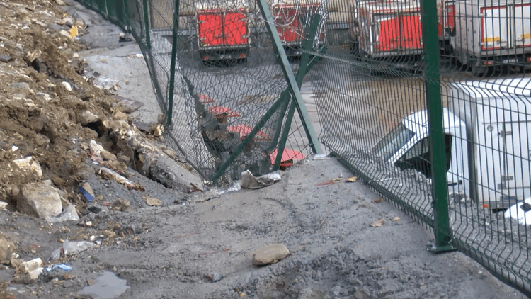 Küçükçekmece'de fabrikanın istinat duvarı 3 aracın üzerine çöktü