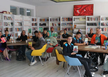 Liselilerden 'Ailemle Birlikte Okuyorum' projesi