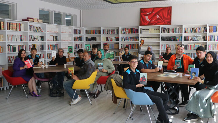Liselilerden 'Ailemle Birlikte Okuyorum' projesi