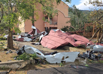 Adana'da lisenin çatısı fırtına nedeniyle uçtu