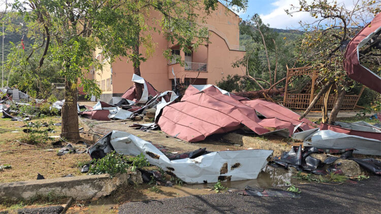 Adana'da lisenin çatısı fırtına nedeniyle uçtu