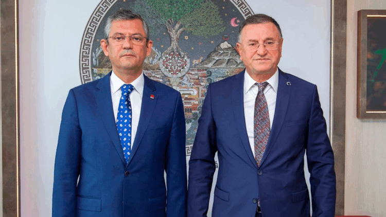 Lütfü Savaş'tan Özgür Özel hakkında suç duyurusu