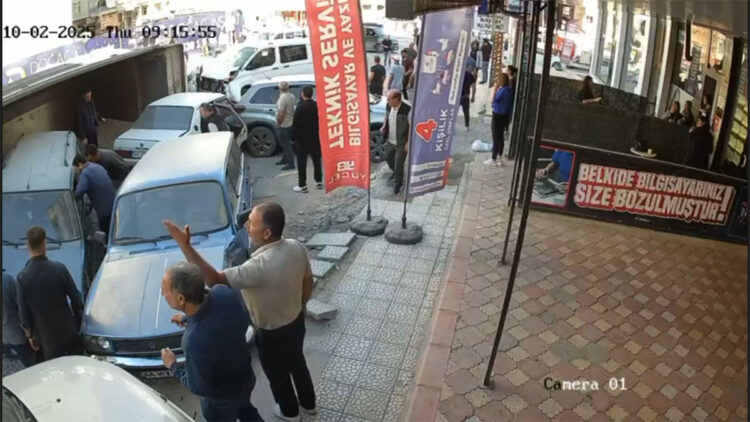 Malatya'da kamyonunun 15 araca çarptığı kaza kamerada