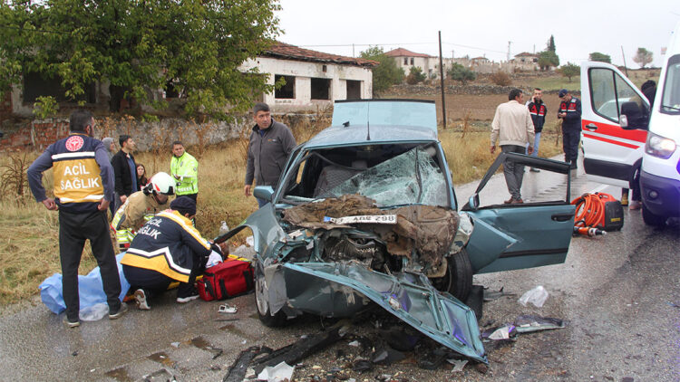 Manisa'da otomobil ile kamyonet çarpıştı; 1 bebek öldü, 5 yaralı