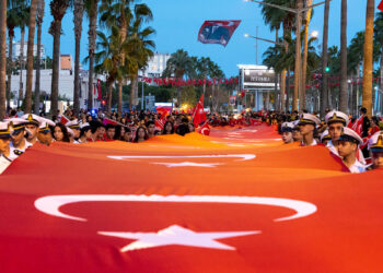 Mersin'de 102 metre uzunluğundaki Türk bayrağıyla yürüyüş yapıldı