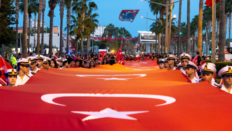 Mersin'de 102 metre uzunluğundaki Türk bayrağıyla yürüyüş yapıldı