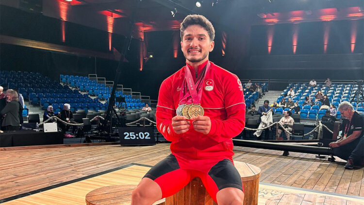 Muhammed Furkan Özbek rekor kırarak dünya şampiyonu oldu