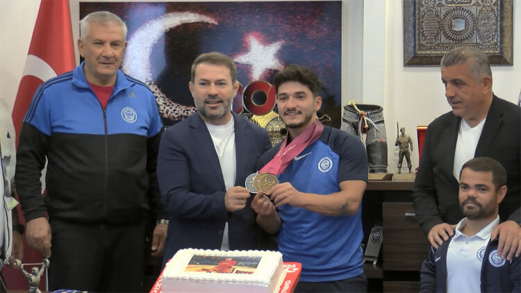 Muhammet Furkan Özbek, halterde 15 yıl sonra ilk dünya şampiyonu oldu