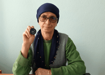 Mahallenin ilk kadın muhtarı, 16 yıldır mührü kaptırmadı