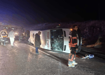 Malatya'da minibüs ile hafif ticari araç çarpıştı: 13'ü öğrenci, 14 yaralı