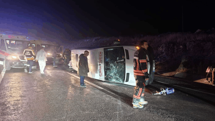 Malatya'da minibüs ile hafif ticari araç çarpıştı: 13'ü öğrenci, 14 yaralı