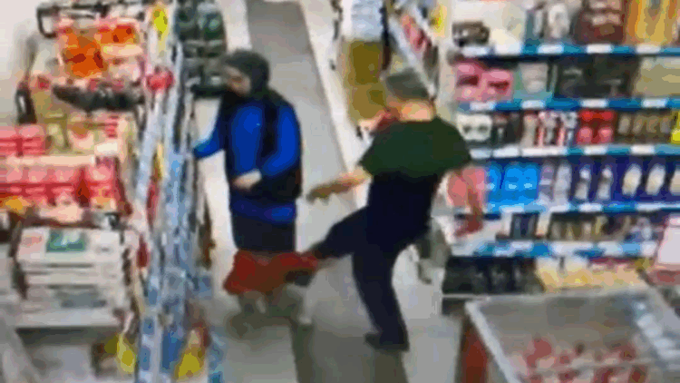 Markette çocuğunu tekmeleyen babaya gözaltı 