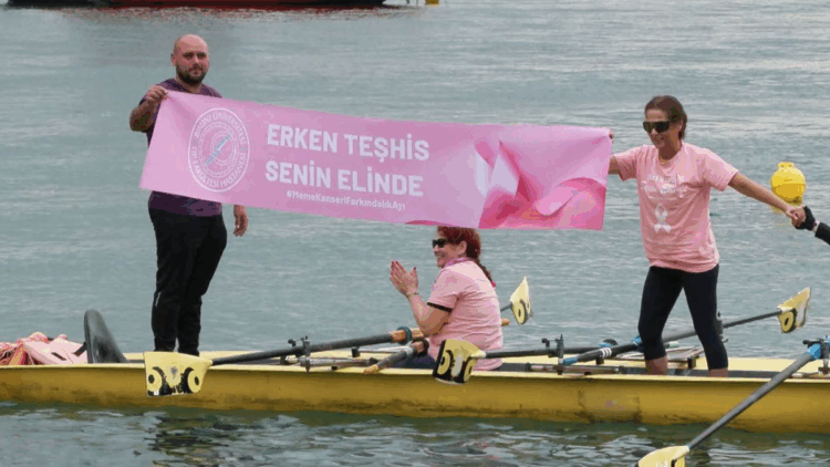 Meme kanserine farkındalık için kürek çektiler