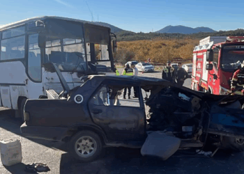 Mersin'de tarım işçilerini taşıyan midibüs ile otomobil çarpıştı: 3 ölü, 12 yaralı
