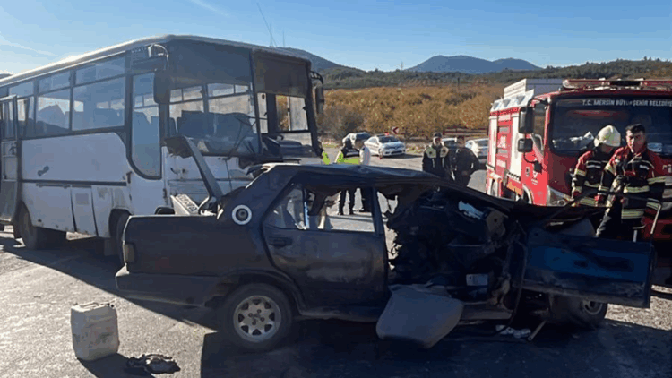 Mersin'de tarım işçilerini taşıyan midibüs ile otomobil çarpıştı: 3 ölü, 12 yaralı