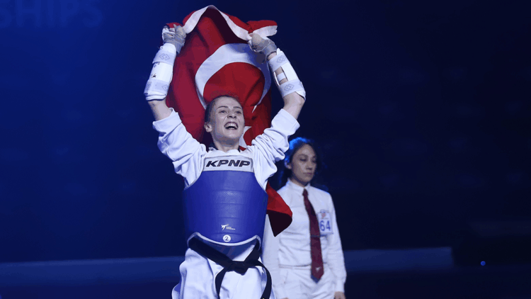 Milli tekvandocu Merve Dinçel Kavurat, dünya şampiyonu oldu