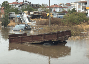 Muğla'nın Ortaca ilçesinde sağanak; yollar göle döndü