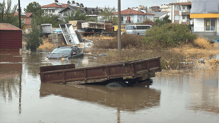 Muğla'nın Ortaca ilçesinde sağanak; yollar göle döndü