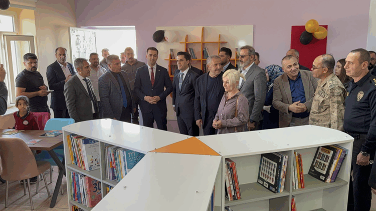 Muhtar, okuduğu köy okuluna hayalini kurduğu kütüphaneyi kazandırdı