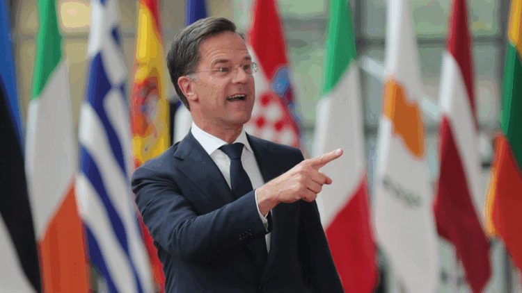 NATO üyesi 32 ülkenin savunma bakanları, Brüksel'de toplandı